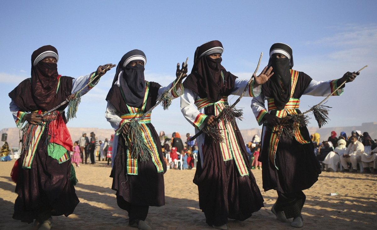 Libya Celebrates 19th Ghat Festival Of Culture And Tourism In The   A Tuareg Band Performs A Traditional Dance During The 19th Ghat Festival Of Culture And Tourism In Ghat Libya 