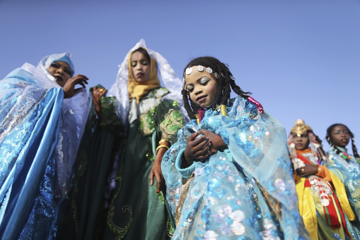 Tuareg women sings traditional songs.