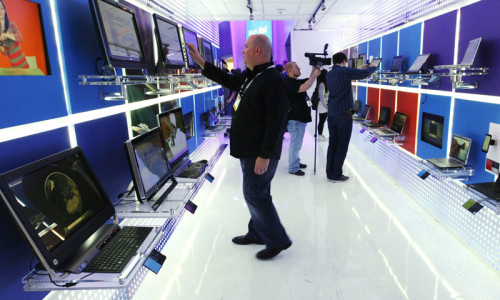 Worldwide PC shipments fell by 10% in 2013, the worst decline in the market's histoy Worldwide PC shipments fell by 10% in 2013, the worst decline in the market's histoy