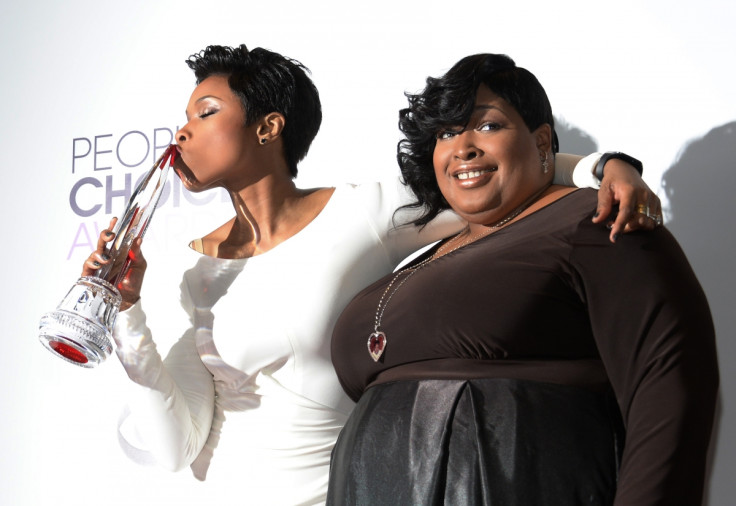 Singer/actress Jennifer Hudson poses with her sister, Julia Simpson and her Humanitarian award at the 2014 People's Choice Awards in Los Angeles, California January 8, 2014