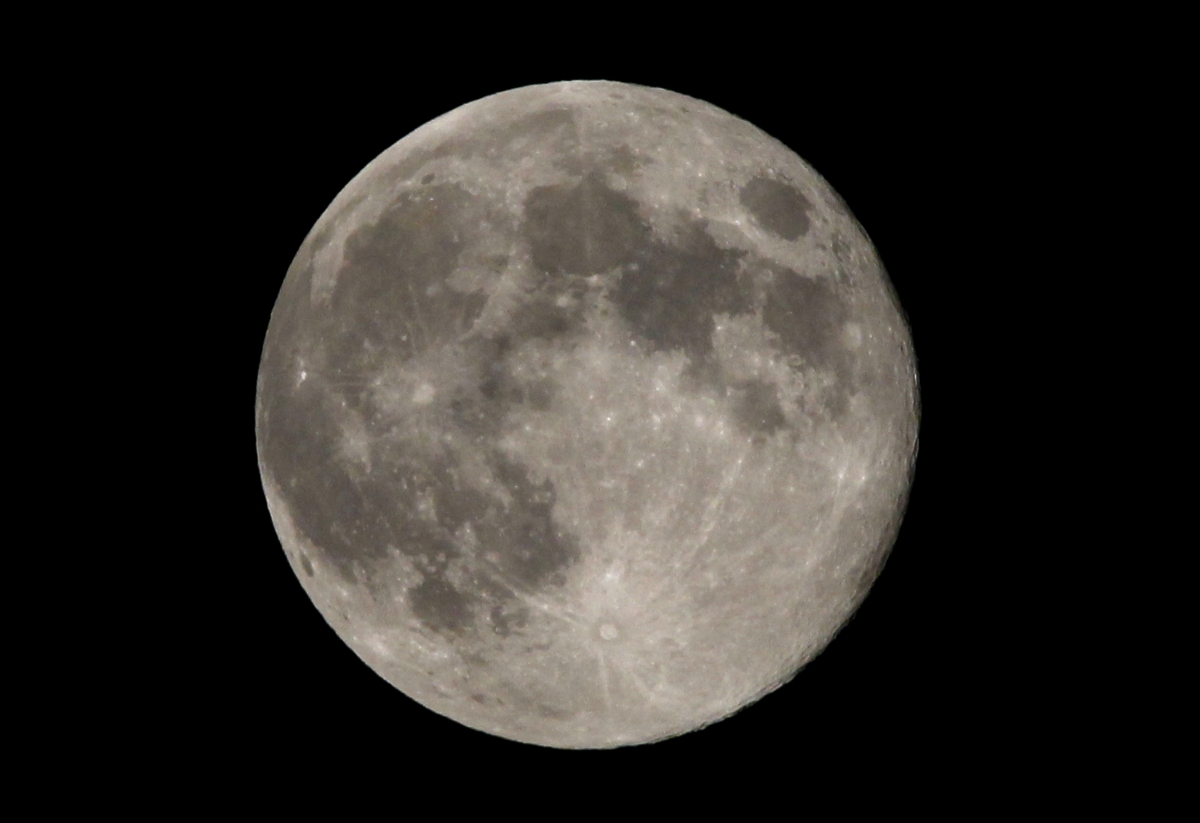 mini-moon-2014-smallest-full-moon-of-2014-rises-tonight