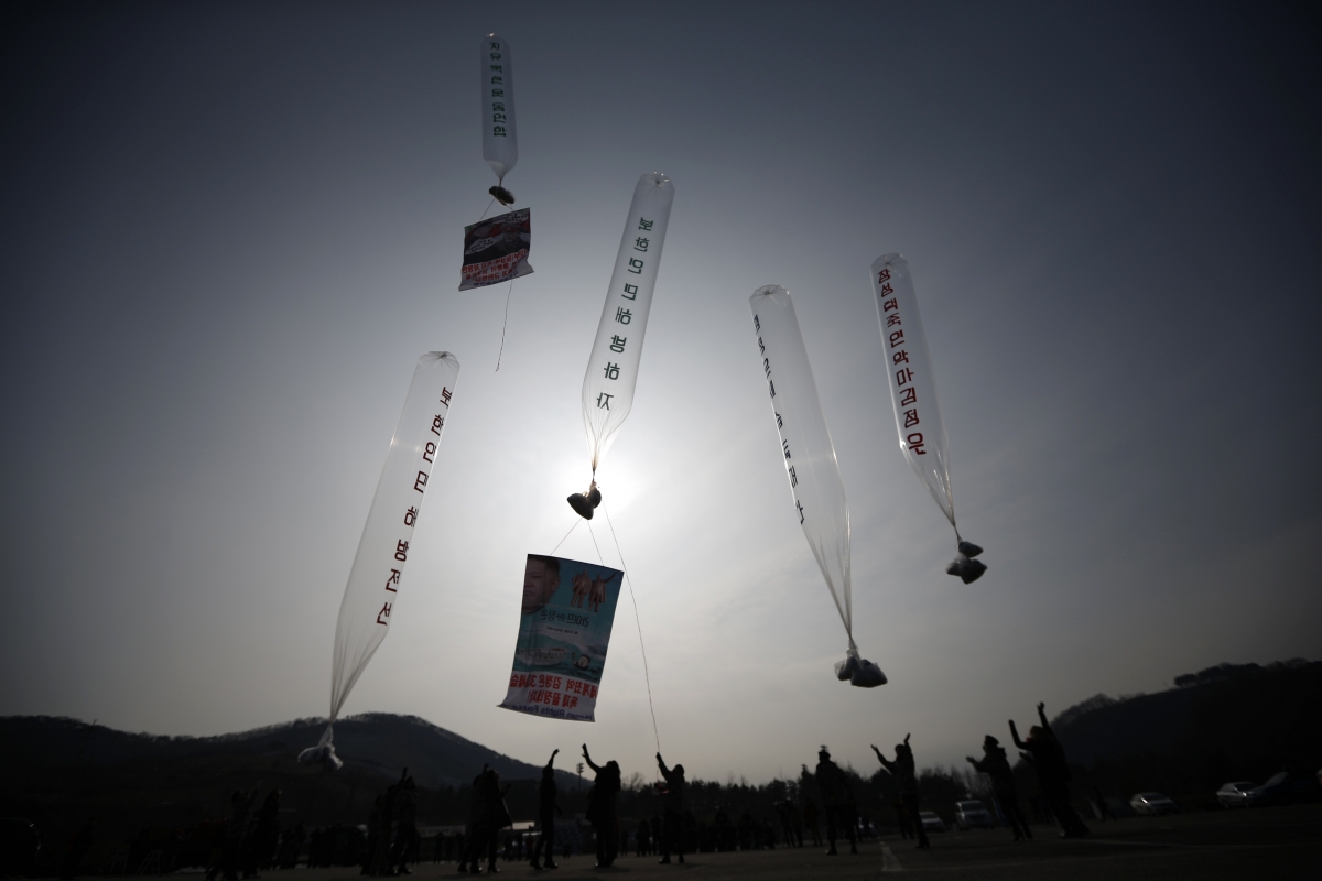 South Korean Activists Drop Anti-Pyongyang Leaflets and USBs into North Korea South Korean Activists Drop Anti-Pyongyang Leaflets and USBs into North Korea