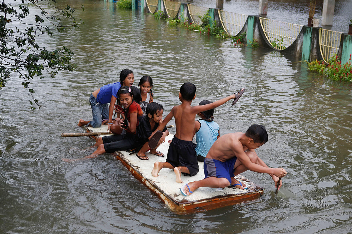 philippines flood raft