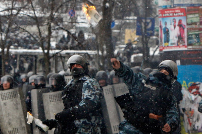 police throw petrol bomb Ukraine
