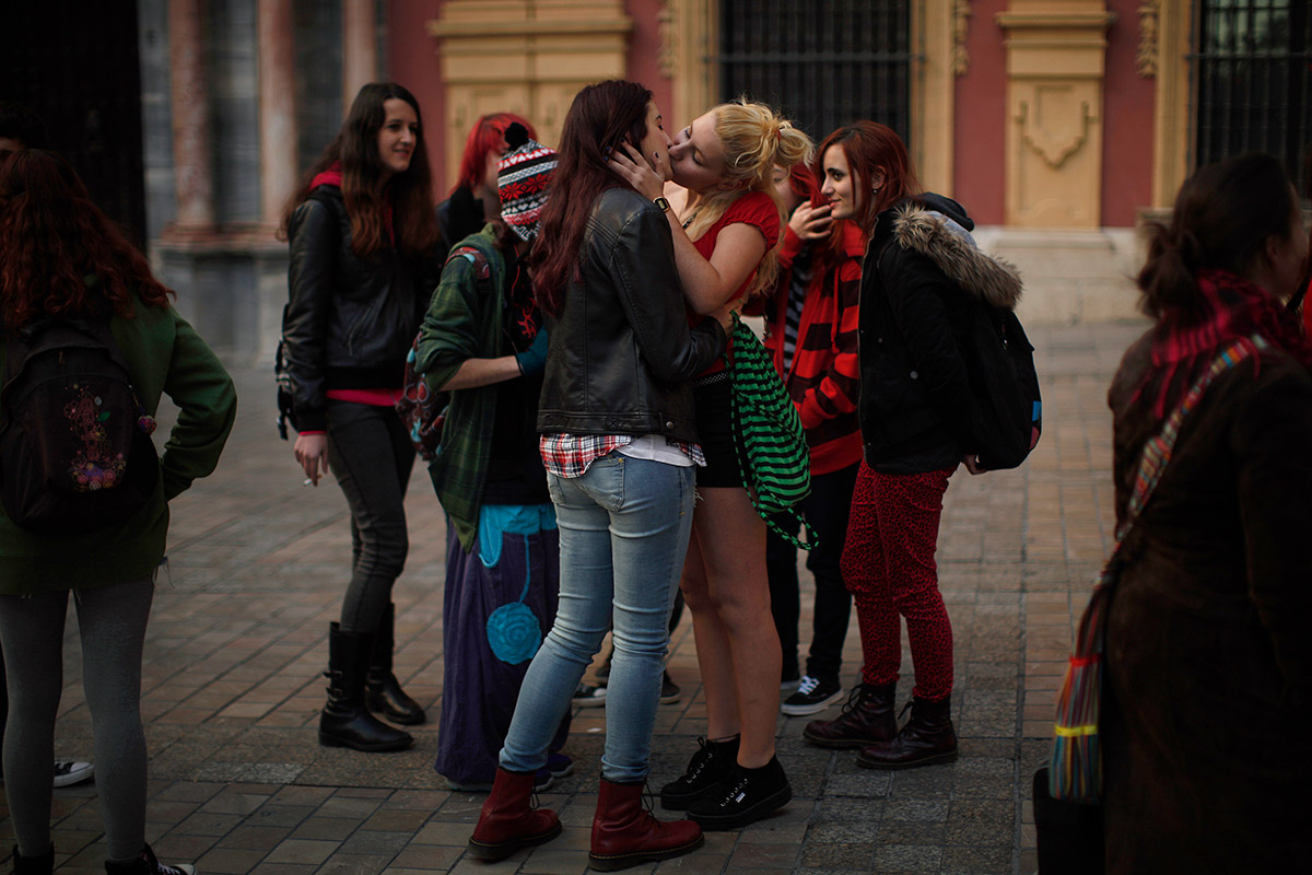 women kissing spain