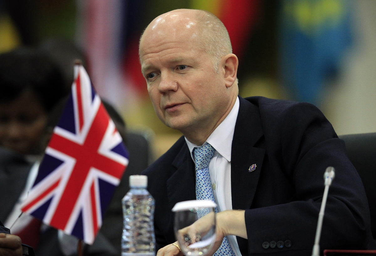 UKs Foreign Secretary William Hague urges Thailand to embrace democracy