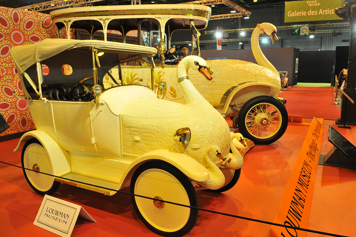 1910 Swan and Cygnet
