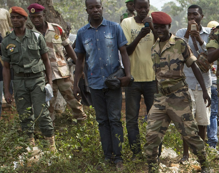 Crowds gather and take photos on their mobiles of man being stabbed by Central African Republic soldier