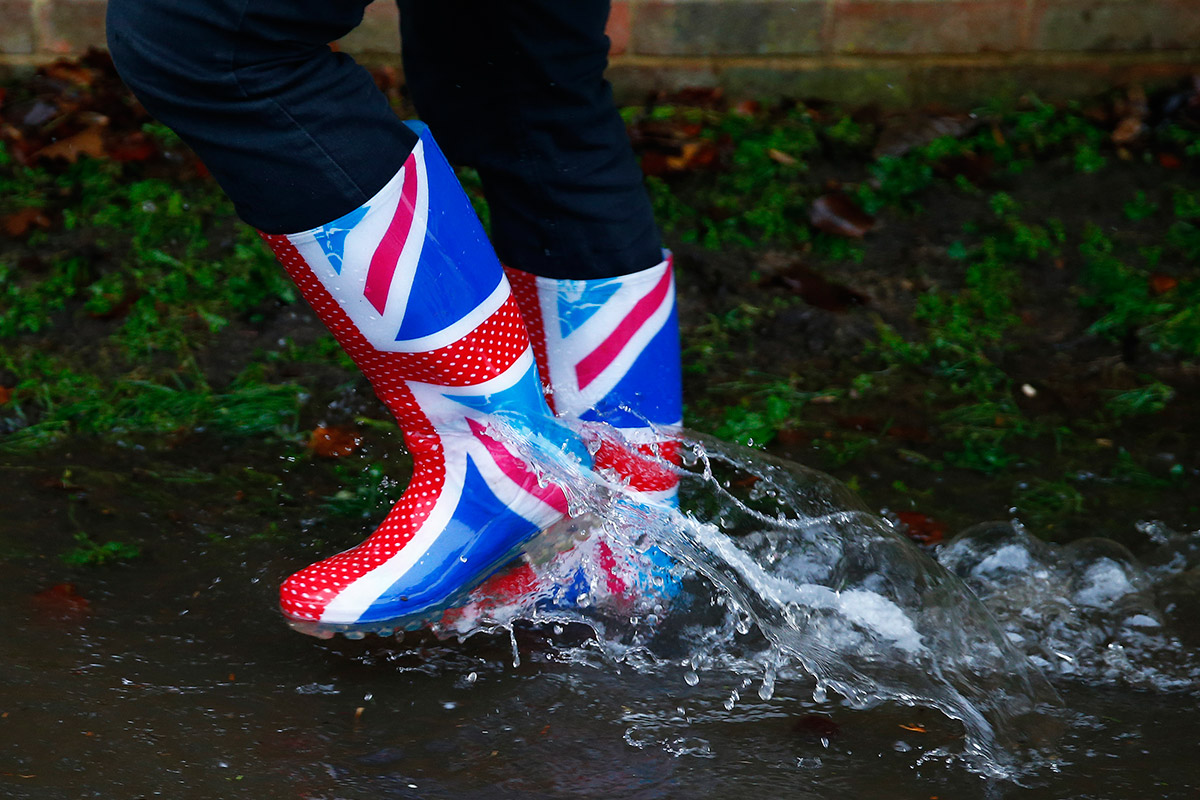Что случилось в англии. Резиновые сапоги с британским флагом. Флаг Великобритании. Чудеса Англии. Flood Water in Boots.