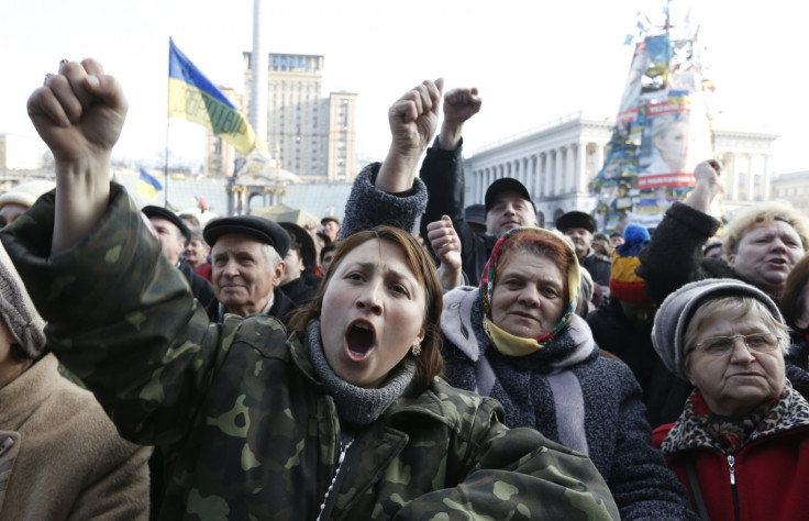 Ukraine protests: Protesters issue fresh ultimatum to Yanukovicy after deal