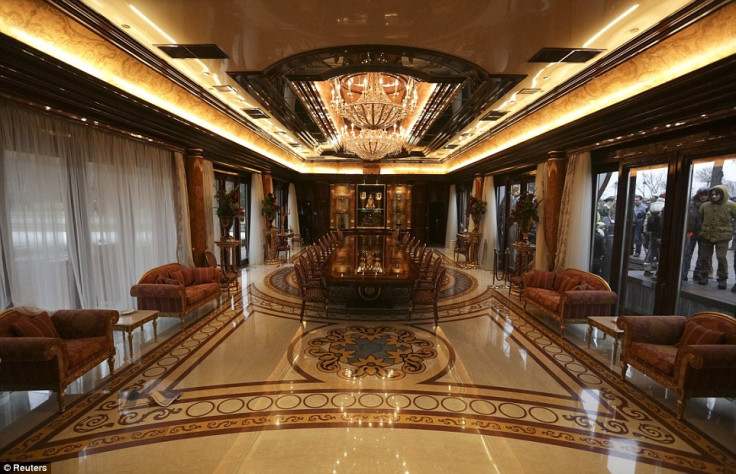 Dining room with two-tier chandelier at the palace