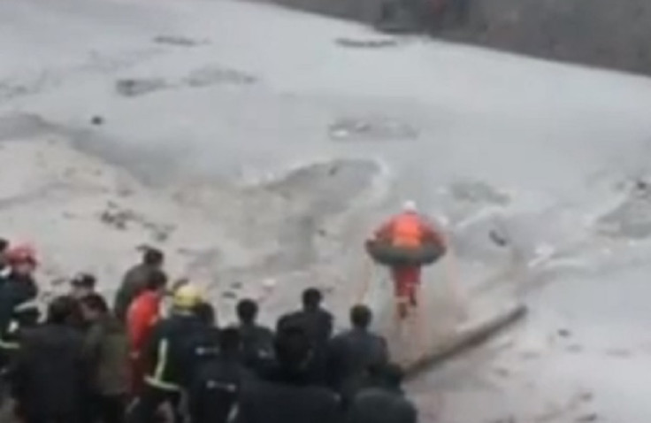 Dramatic footage of workers rescuing children from the Huiji River