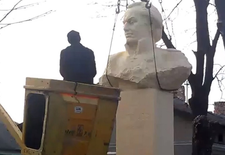 Russia angry as statue of Mikhail Kutuzov is taken down during revolution in Ukraine