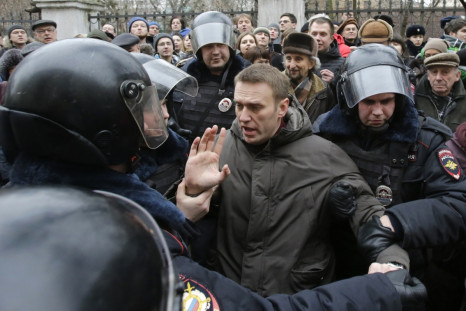 Police detain opposition leader Alexei Navalny outside a courthouse in Moscow