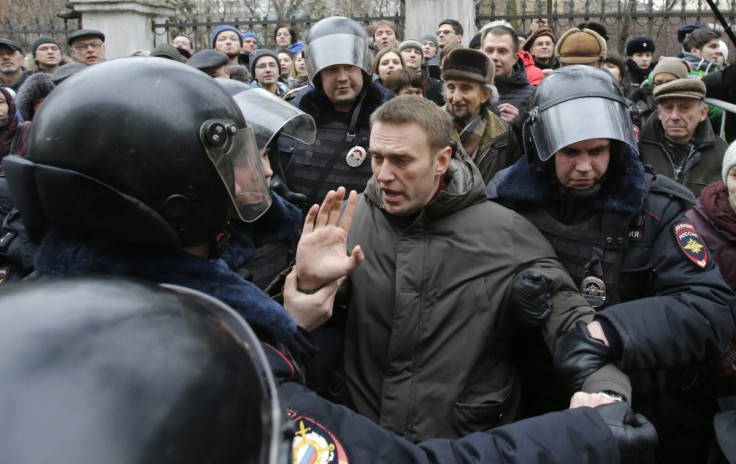 Police detain opposition leader Alexei Navalny outside a courthouse in Moscow