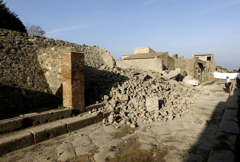Pompeii collapse
