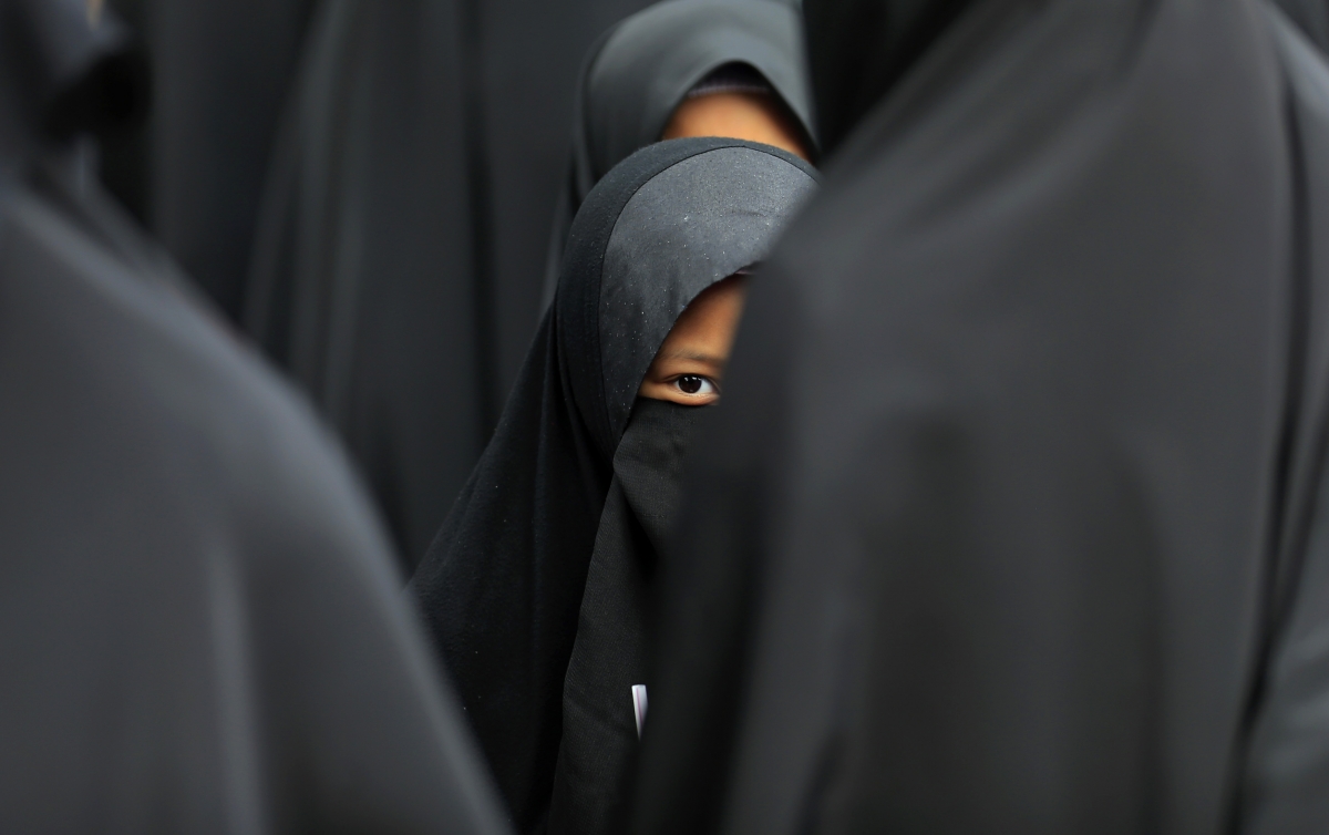 Isis ‘executes five men as their wives were not wearing hijabs’ Isis ‘executes five men as their wives were not wearing hijabs’