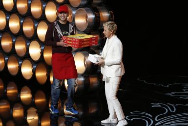 Ellen DeGeneres receives pizza from the delivery man