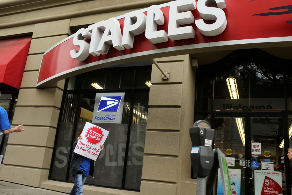 Staples' Stock Tumbles After 500m Cost Cutting Announcement