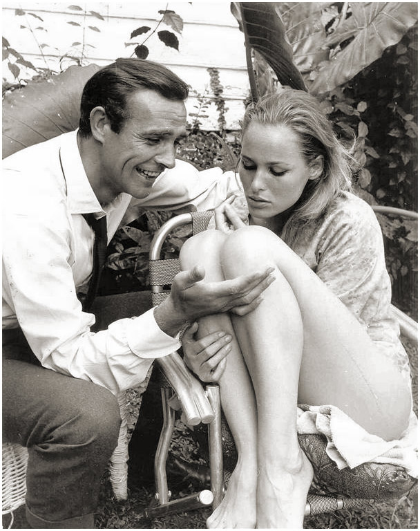 PUBLICITY PHOTO Behind the scenes shot of Sean Connery and Ursula Andress