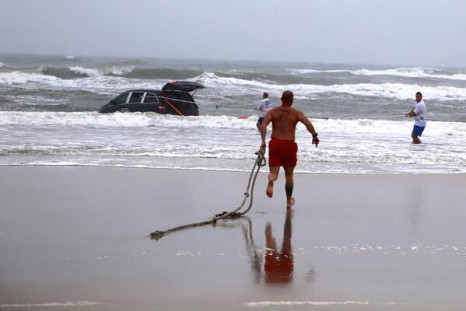 Lifeguard rushing to help the mother and children in a minivan in Daytona Beach.