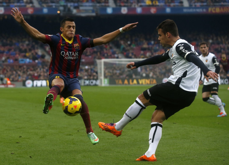 Barcelona's Alexis Sanchez (L) fights for the ball against Valencia's Juan Bernat during their Spanish first division soccer match at Camp Nou stadium in Barcelona February 1, 2014.