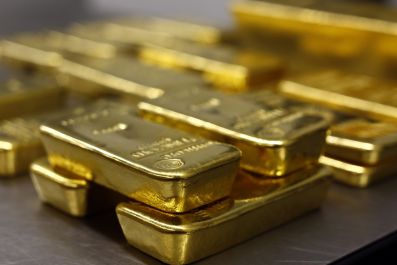 Gold Set to Drop as Soft Oil Prices Curbs Demand for Inflation Hedge