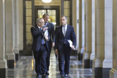 Bank of England Governor Mark Carney (R) chats with deputy Governor Charlie Bean (L)