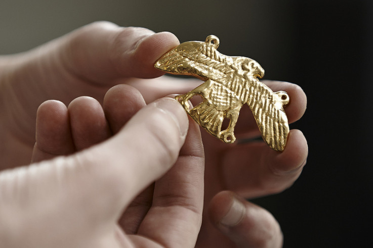 A 3D-printed falcon amulet made using data from the mummy's CT scan