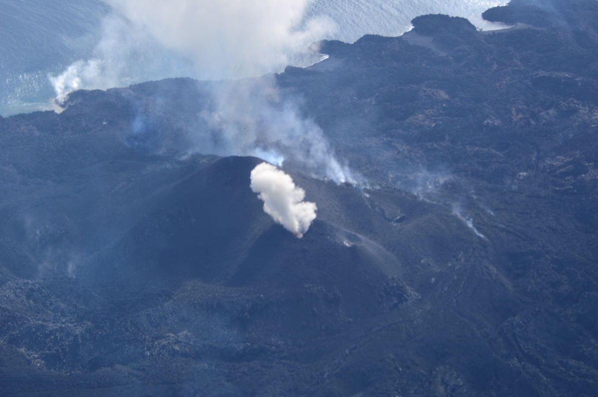 Japan's Volcanic Island 'Consumes' Sister Nishinoshima and Continues to ...