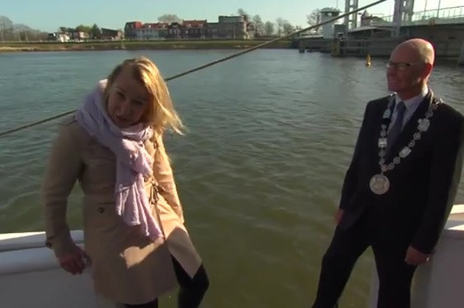 tv reporter falls in sea