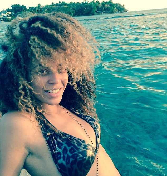 beyonce bikini holiday knowles intimate without hair vacation makeup goes she natural jay shares celebrity afro