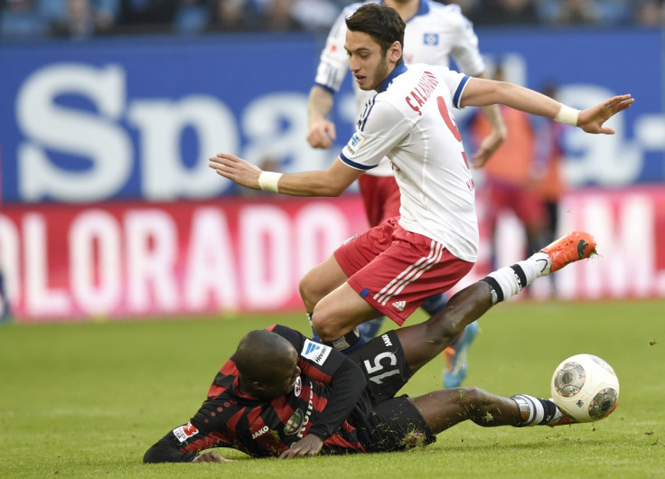 Hamburg SV's Hakan Calhanoglu (top) and Eintracht Frankfurt's Constant Djakpa (L) fight for the ball during their German Bundesliga first division soccer match in Hamburg, March 8, 2014.