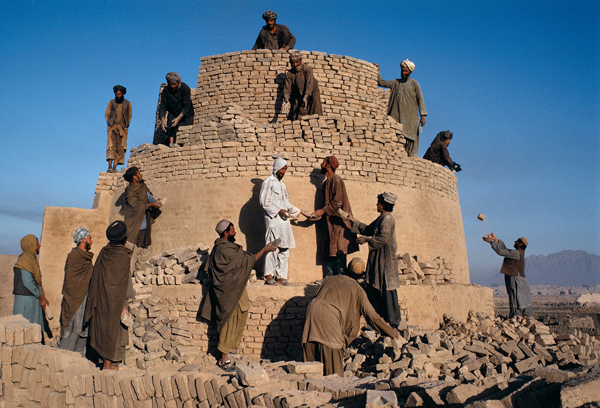 Rebuilding a kiln in Kandahar, 1992