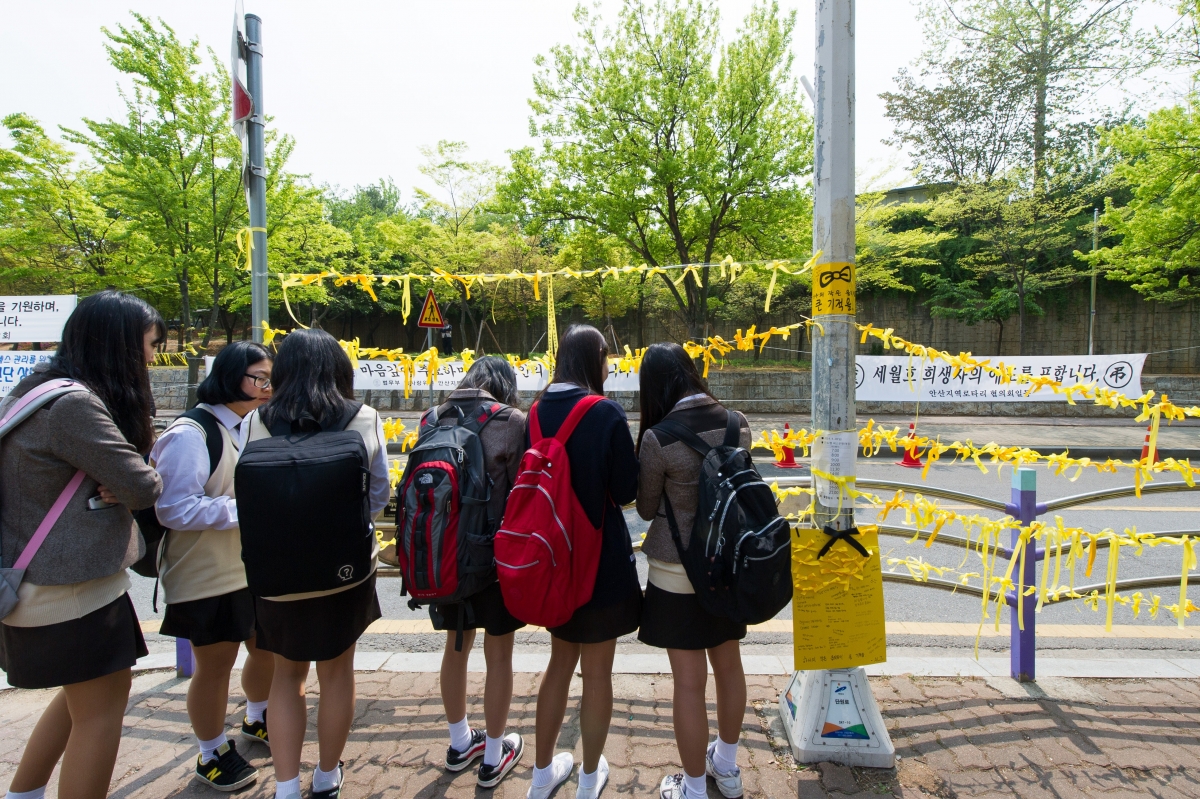 South Korean Ferry Divers Find Body of Boy Who Raised Alarm as Danwon
