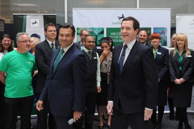 Lloyds Bonus Plan Gains Government Backing as RBS Snubbed