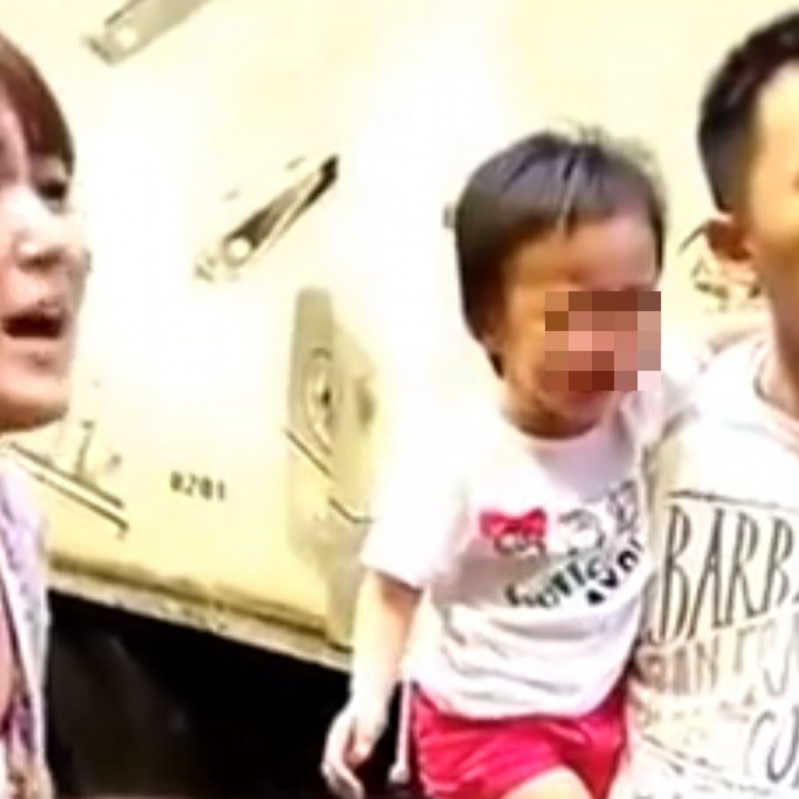 ichildren pee on the street in china