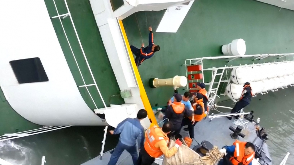 South Korean Ferry: Video Captures Captain Lee Joon Seok Abandoning ...