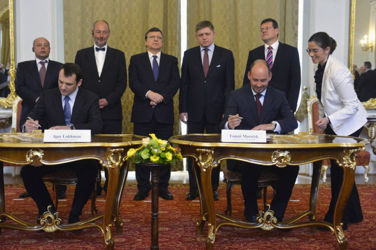Executive director of Ukrtransgas Ihor Lohman (L) and Chairman of the Board of Directors of Eustream Tomas Marecek (2nd R) sign a memorandum for reverse flow of natural gas from central Europe to Ukraine, at the Slovak government building in Bratislava