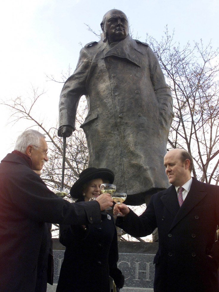 Former British Prime Minister Margaret Thatcher (C) and the grandson of Winston Churchill, Rupert Soames (R), at the unveiling ceremony of Sir Winston Churchill's statue in Prague, 1999