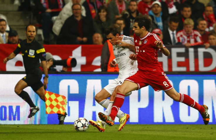 Bayern Munich's Javi Martinez (R) challenges Real Madrid's Gareth Bale during their Champions League semi-final second leg soccer match in Munich, April 29, 2014