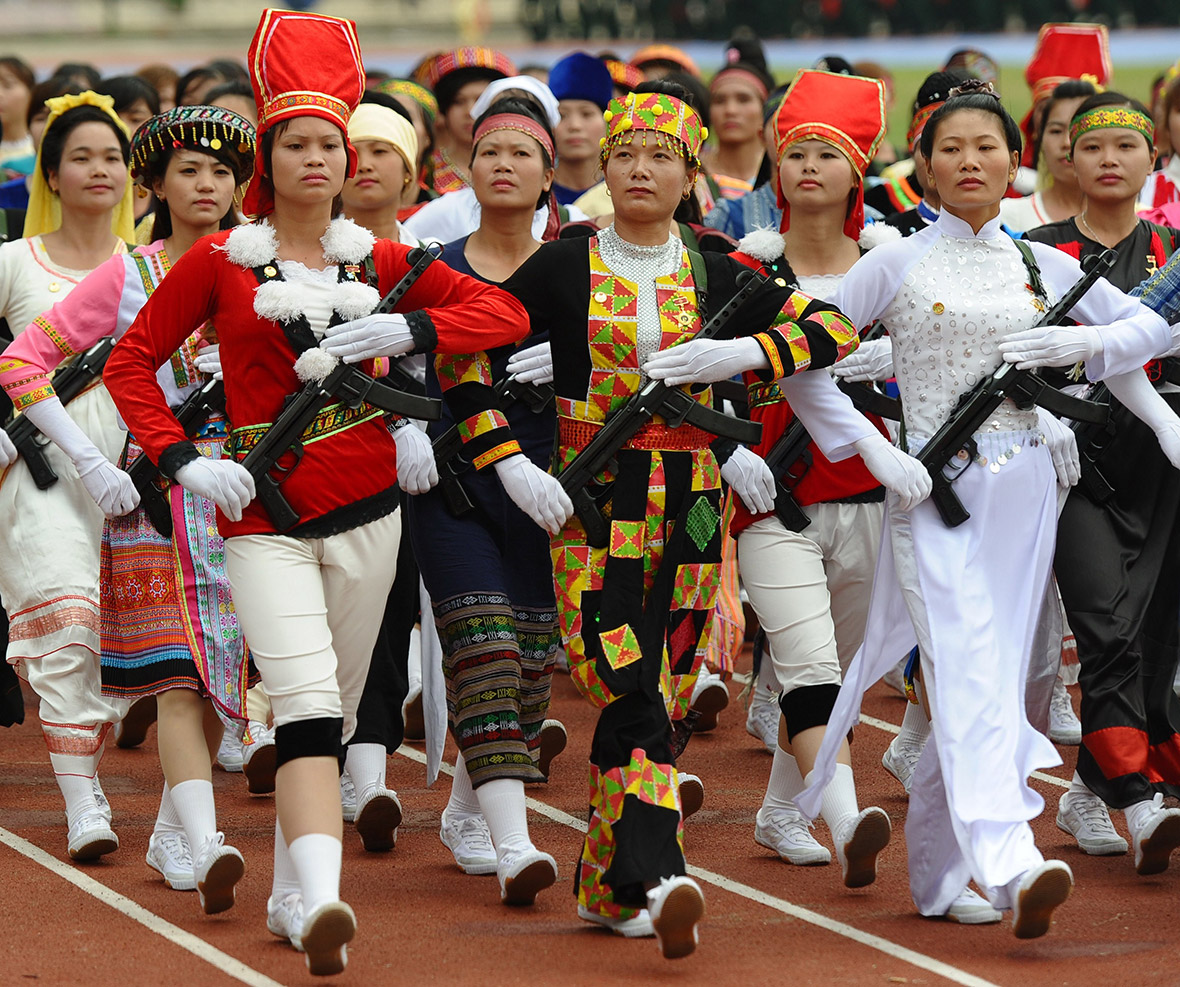 Форма разных военных. Военная форма разных стран. Парад в Китае. Китайские девушки на параде.