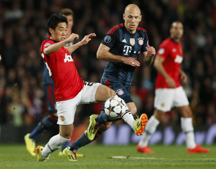 Manchester United's Shinji Kagawa (L) fights for the ball with Bayern Munich's Arjen Robben during their Champions League quarter-final first leg soccer match at Old Trafford in Manchester, April 1, 2014.