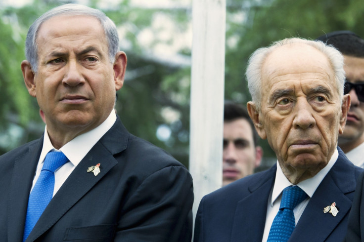 Israel's Prime Minister Benjamin Netanyahu (L) stands next to President Shimon Peres