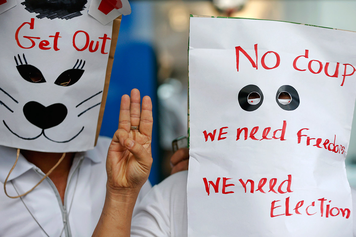 thailand-anti-coup-protesters-adopt-hunger-games-three-fingered-salute