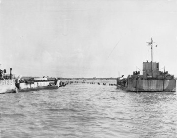 The Royal Navy during the Second World War LCT 2189 supported by a LCG (Landing Craft (Gun)) discharges Allied troops onto the Normandy beaches during D Day. The Royal Navy during the Second World War LCT 2189 supported by a LCG (Landing Craft (Gun)) discharges Allied troops onto the Normandy beaches during D Day.