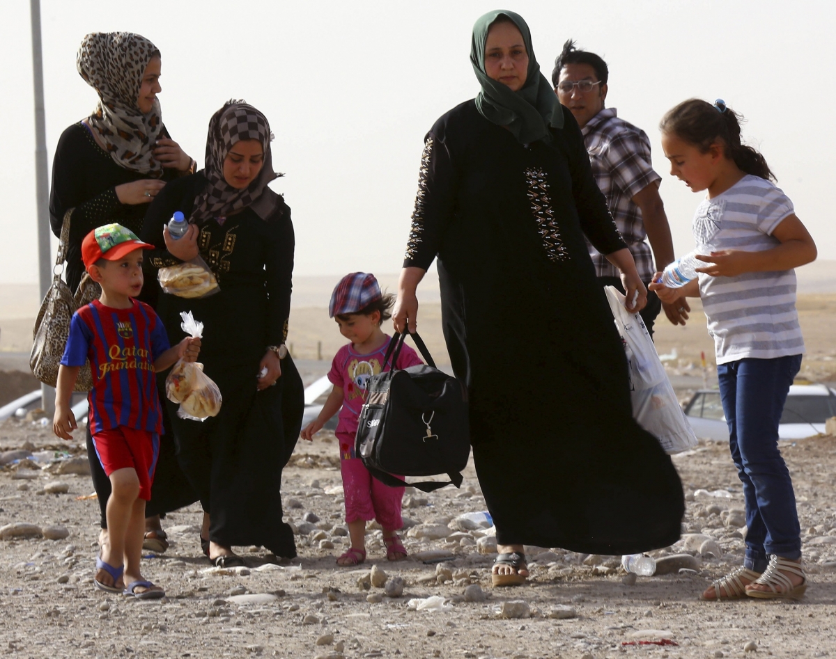 Families Flee Iraq S Mosul After Isis Gains