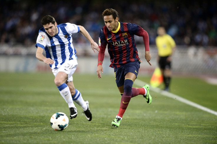 Barcelona's Neymar (R) fights for the ball with Real Sociedad's Zaldua during their Spanish first division soccer match at Anoeta stadium in San Sebastian February 22, 2014