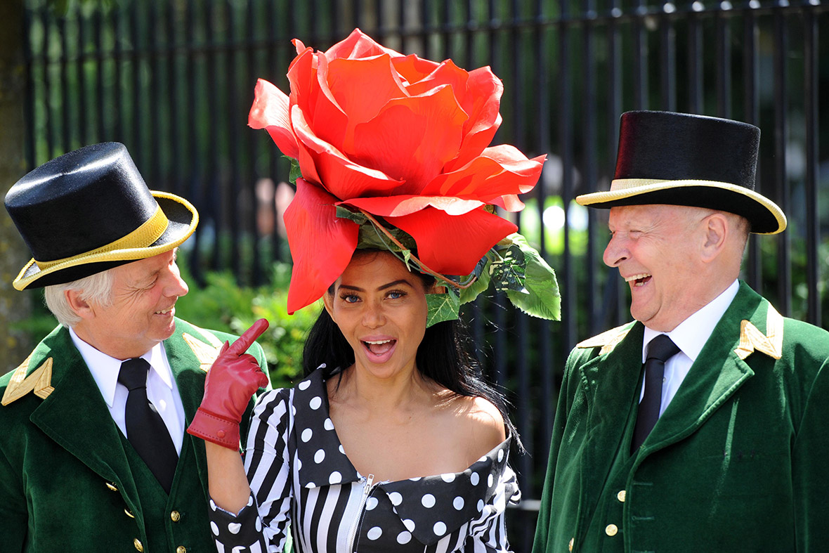 Model Eliza Cortez poses between two Greencoats on the first day of Royal Ascot