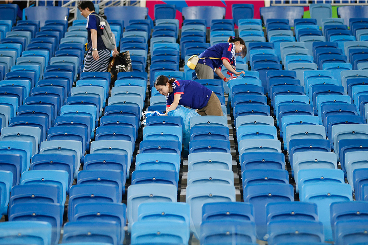 world cup fans japan cleaning